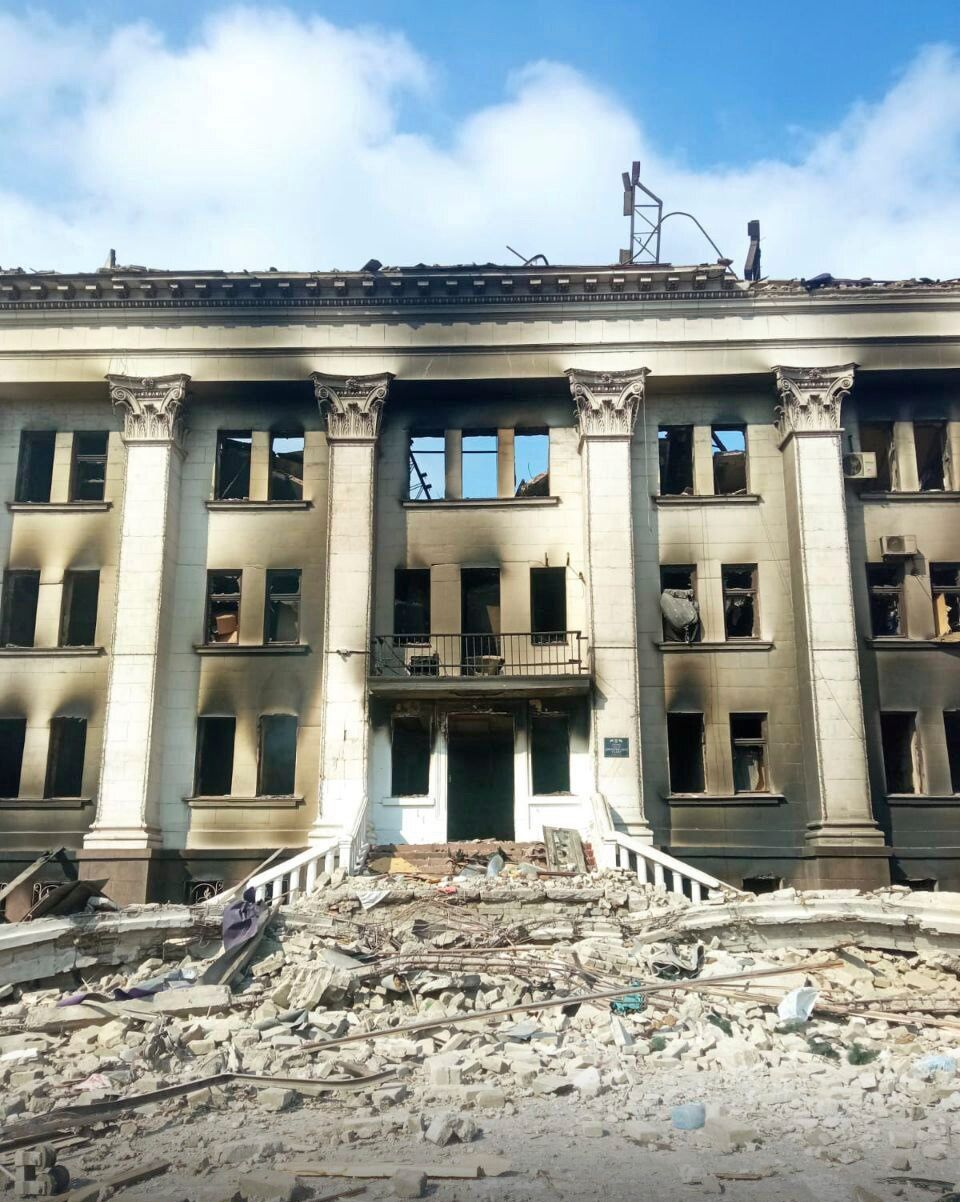 Dieses vom Asow-Bataillon zur Verfügung gestellte Bild zeigt das nach Beschuss beschädigte Theater in Mariupol Dieses vom Asow-Bataillon zur Verfügung gestellte Bild zeigt das nach Beschuss beschädigte Theater in Mariupol