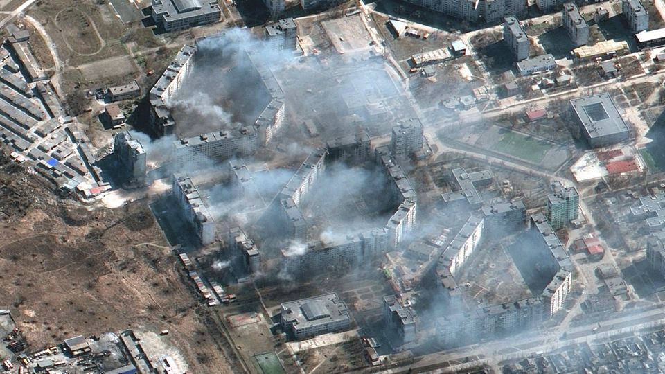 Dieses Satellitenfoto von Maxar Technologies zeigt brennende Wohnhäuser im Nordosten der ukrainischen Stadt Mariupol Dieses Satellitenfoto von Maxar Technologies zeigt brennende Wohnhäuser im Nordosten der ukrainischen Stadt Mariupol