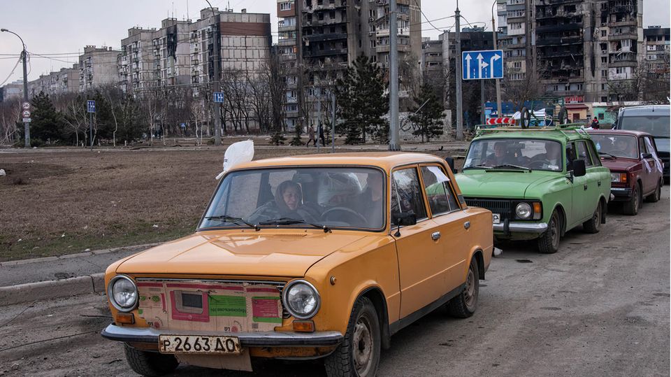 Umkämpfte Hafenstadt: 17. März: Eine Schlange von Autos bildet sich auf der Straße um Mariupol zu verlassen, nachdem die pro-russischen Streitkräfte einen humanitären Korridor am Nordrand der Stadt geöffnet haben. 17. März: Eine Schlange von Autos bildet sich auf der Straße um Mariupol zu verlassen, nachdem die pro-russischen Streitkräfte einen humanitären Korridor am Nordrand der Stadt geöffnet haben.