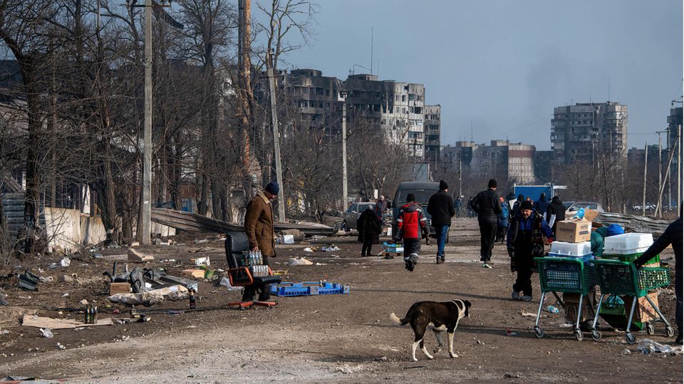 Bewohner von Mariupol sammeln Habseligkeiten und Vorräte Bewohner von Mariupol sammeln Habseligkeiten und Vorräte