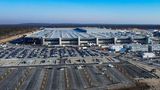 Das Thema Wassersicherheit hat auch bei der Ansiedlung von Tesla im brandenburgischen Grünheide eine Rolle gespielt. Umweltschützer hatten geklagt und moniert, dass das Unternehmen mit seinem zusätzlichen Entnahmebedarf von bis zu 3,8 Millionen Kubikmeter Wasser die sowieso schon prekäre Grundwassersituation in der Gegend weiter verschlimmern würde. Doch das Gericht hielt in seinem Urteil die Wasserversorgung auf 30 Jahre für gesichert.