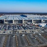 Das Thema Wassersicherheit hat auch bei der Ansiedlung von Tesla im brandenburgischen Grünheide eine Rolle gespielt. Umweltschützer hatten geklagt und moniert, dass das Unternehmen mit seinem zusätzlichen Entnahmebedarf von bis zu 3,8 Millionen Kubikmeter Wasser die sowieso schon prekäre Grundwassersituation in der Gegend weiter verschlimmern würde. Doch das Gericht hielt in seinem Urteil die Wasserversorgung auf 30 Jahre für gesichert.