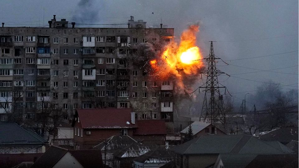 Ein Geschoss eines russischen Panzers schlägt am 11. März in ein Wohngebäude in Mariupol ein Ein Geschoss eines russischen Panzers schlägt am 11. März in ein Wohngebäude in Mariupol ein