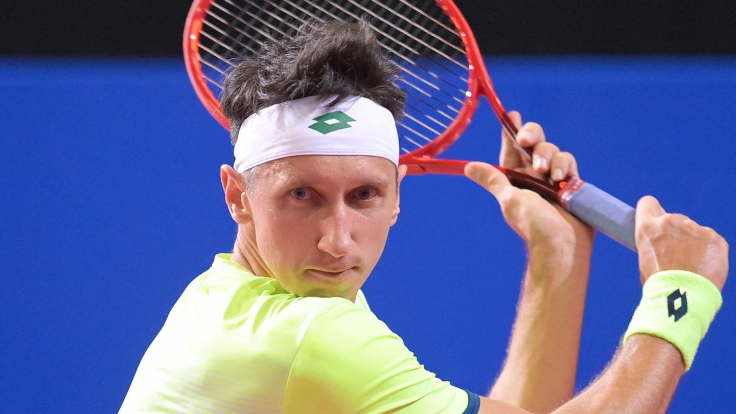 Sergej Stachowski hält seinen Tennisschläger bei einem Turnier fest und erhoben in den Händen