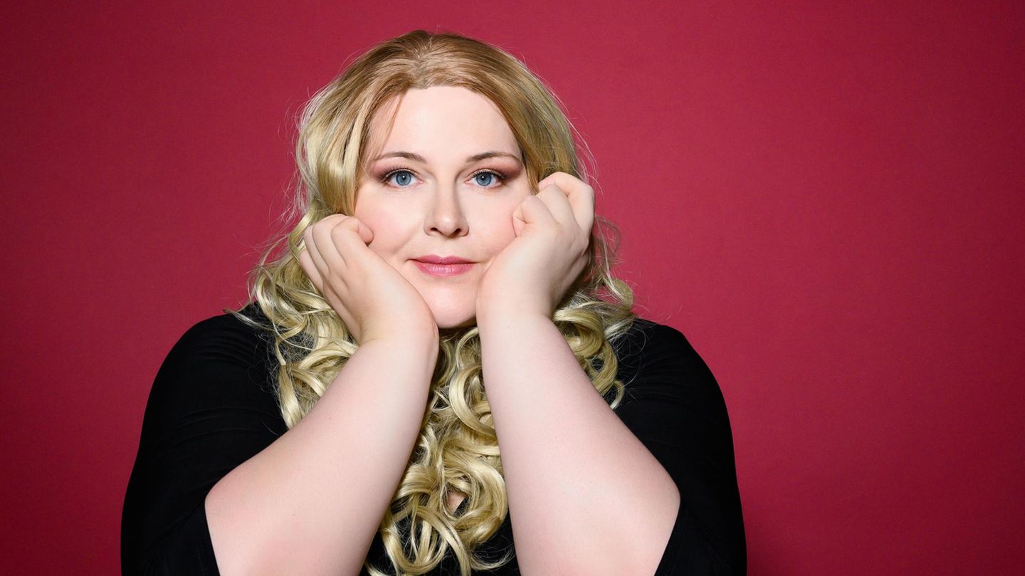 Nicole Jäger stützt ihr Gesicht auf ihre Hände