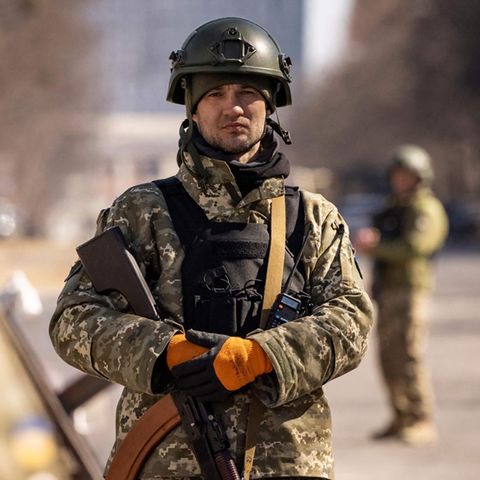 Ukrainische Soldaten an einem Checkpoint in Kiew