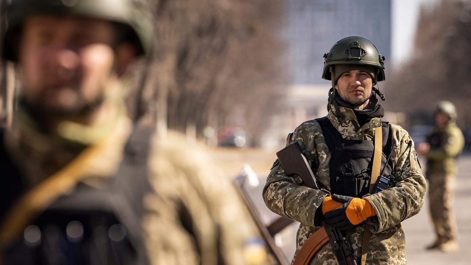 Ukrainische Soldaten an einem Checkpoint in Kiew