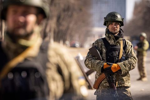Ukrainische Soldaten an einem Checkpoint in Kiew