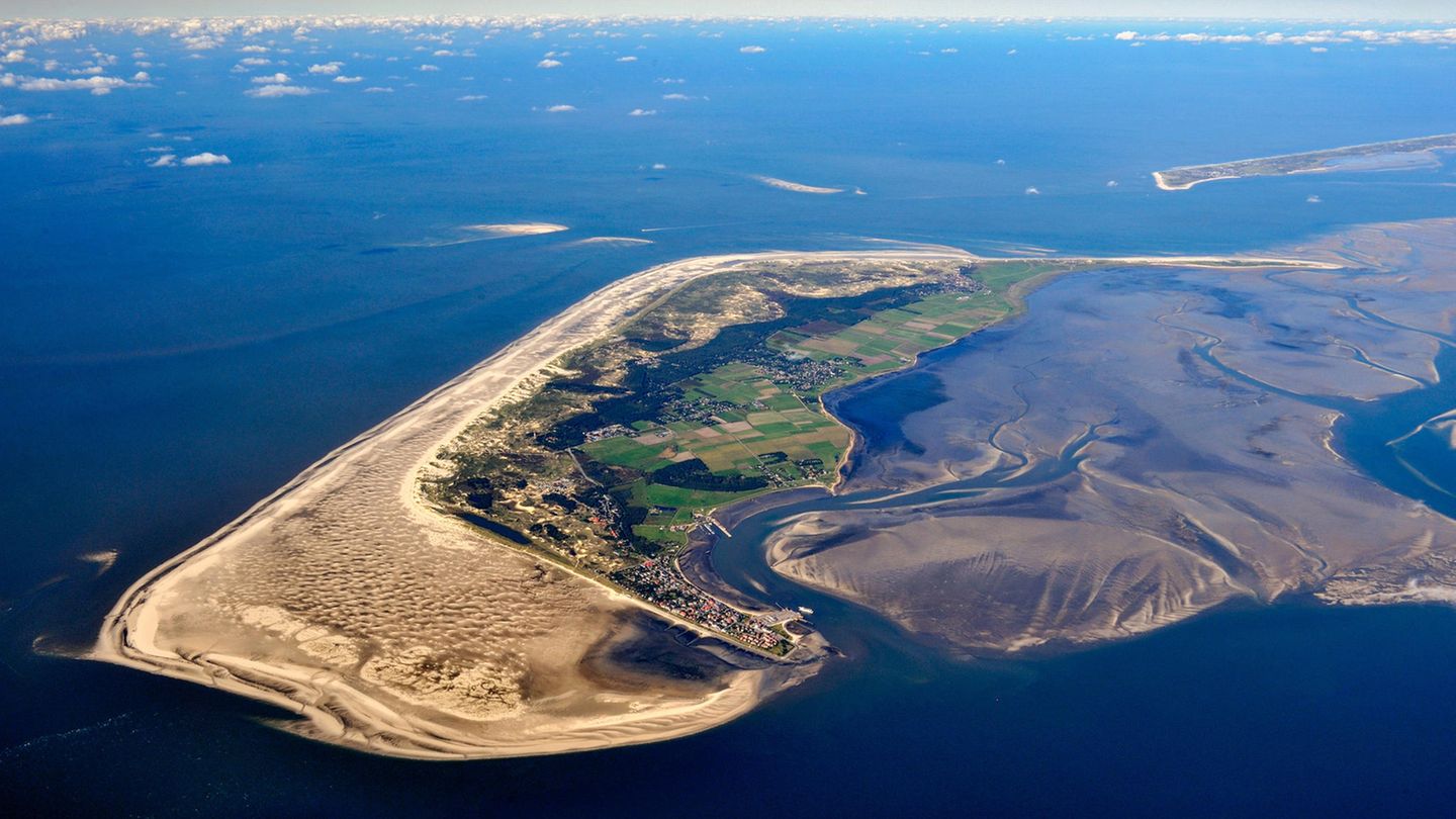 Tipps von "Walden": Nordfriesische Insel: Strandvogt-Törn Windumtoste Gipfel, tiefe Schluchten, einsame Inseln, dunkle Wälder … Vergesst alles, was euch bei Wildnis in den Sinn kommt. Deutschlands größte Wildnis ist platt, matschig und nur ein paar Stunden pro Tag zu sehen. Daher Beeilung, bitte! Von der Südspitze Amrums geht es an Tag eins gut 20 Kilometer lang den endlosen Strand entlang bis Norddorf, an Tag zwei folgt der Weg durchs Watt nach Utersum auf Föhr. Am nächsten Tag wandert man weiter nach Wyk. Es spricht aber auch nichts dagegen, sich einfach auf Föhr an den Strand zu legen und vom Wattenmeer zu träumen: von Würmern, Prielen, vom "Squatsch, Squatsch“ unter den Füßen und vom Wind, der die Haare zerzaust. Strecke: Amrum > Föhr Start: an der Weißen Düne in Wittdün Länge: 54,3 km Dauer: 3 Tage Höhenmeter: 292 Schwierigkeitsgrad: leicht Nordfriesische Insel: Strandvogt-Törn Windumtoste Gipfel, tiefe Schluchten, einsame Inseln, dunkle Wälder … Vergesst alles, was euch bei Wildnis in den Sinn kommt. Deutschlands größte Wildnis ist platt, matschig und nur ein paar Stunden pro Tag zu sehen. Daher Beeilung, bitte! Von der Südspitze Amrums geht es an Tag eins gut 20 Kilometer lang den endlosen Strand entlang bis Norddorf, an Tag zwei folgt der Weg durchs Watt nach Utersum auf Föhr. Am nächsten Tag wandert man weiter nach Wyk. Es spricht aber auch nichts dagegen, sich einfach auf Föhr an den Strand zu legen und vom Wattenmeer zu träumen: von Würmern, Prielen, vom "Squatsch, Squatsch“ unter den Füßen und vom Wind, der die Haare zerzaust. Strecke: Amrum > Föhr Start: an der Weißen Düne in Wittdün Länge: 54,3 km Dauer: 3 Tage Höhenmeter: 292 Schwierigkeitsgrad: leicht