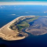 Nordfriesische Insel: Strandvogt-Törn  Windumtoste Gipfel, tiefe Schluchten, einsame Inseln, dunkle Wälder … Vergesst alles, was euch bei Wildnis in den Sinn kommt. Deutschlands größte Wildnis ist platt, matschig und nur ein paar Stunden pro Tag zu sehen. Daher Beeilung, bitte! Von der Südspitze Amrums geht es an Tag eins gut 20 Kilometer lang den endlosen Strand entlang bis Norddorf, an Tag zwei folgt der Weg durchs Watt nach Utersum auf Föhr. Am nächsten Tag wandert man weiter nach Wyk. Es spricht aber auch nichts dagegen, sich einfach auf Föhr an den Strand zu legen und vom Wattenmeer zu träumen: von Würmern, Prielen, vom "Squatsch, Squatsch“ unter den Füßen und vom Wind, der die Haare zerzaust.  Strecke: Amrum > Föhr  Start: an der Weißen Düne in Wittdün  Länge: 54,3 km  Dauer: 3 Tage  Höhenmeter: 292  Schwierigkeitsgrad: leicht