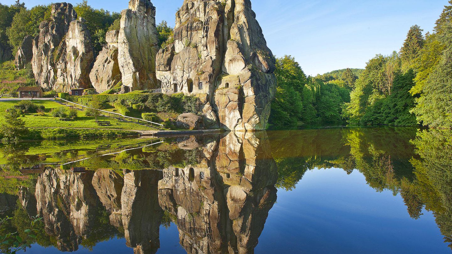 Tipps von "Walden": Teutoburger Wald: Hermannsweg Hübscher ist nix: Der Hermannsweg gilt als einer der schönsten Höhenwege Deutschlands, weil auf dem Kamm des Teutoburger Waldes hinter jeder Kehre ein neuer Ausblick wartet. Los geht’s kurz hinter dem Start in Tecklenburg, bei Borgholzhausen auf das Westfälische Becken und das Wiehengebirge – und dann bei Detmold der Königsblick: am Fuße des 53 Meter hohen Hermannsdenkmals. Da gerät man ins Fantasieren, dass der auf den Sockel gehobene Arminius im Jahre 9 n. Chr. in der Varusschlacht einen taktischen Vorteil hatte: Er hoch oben auf dem Kamm, das Heer der Römer von Süden heranrückend – das konnte für die Truppe des Varus doch nur mit einer Schlappe enden. Nun, es wussten schon andere: Die spinnen, die Römer. Strecke: Tecklenburg > Hermannsdenkmal Start: in der Altstadt Länge: 100,2 km Dauer: 6 Tage Höhenmeter: 6147 Schwierigkeitsgrad: mittel Teutoburger Wald: Hermannsweg Hübscher ist nix: Der Hermannsweg gilt als einer der schönsten Höhenwege Deutschlands, weil auf dem Kamm des Teutoburger Waldes hinter jeder Kehre ein neuer Ausblick wartet. Los geht’s kurz hinter dem Start in Tecklenburg, bei Borgholzhausen auf das Westfälische Becken und das Wiehengebirge – und dann bei Detmold der Königsblick: am Fuße des 53 Meter hohen Hermannsdenkmals. Da gerät man ins Fantasieren, dass der auf den Sockel gehobene Arminius im Jahre 9 n. Chr. in der Varusschlacht einen taktischen Vorteil hatte: Er hoch oben auf dem Kamm, das Heer der Römer von Süden heranrückend – das konnte für die Truppe des Varus doch nur mit einer Schlappe enden. Nun, es wussten schon andere: Die spinnen, die Römer. Strecke: Tecklenburg > Hermannsdenkmal Start: in der Altstadt Länge: 100,2 km Dauer: 6 Tage Höhenmeter: 6147 Schwierigkeitsgrad: mittel