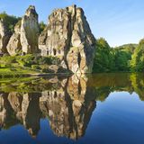 Teutoburger Wald: Hermannsweg  Hübscher ist nix: Der Hermannsweg gilt als einer der schönsten Höhenwege Deutschlands, weil auf dem Kamm des Teutoburger Waldes hinter jeder Kehre ein neuer Ausblick wartet. Los geht’s kurz hinter dem Start in Tecklenburg, bei Borgholzhausen auf das Westfälische Becken und das Wiehengebirge – und dann bei Detmold der Königsblick: am Fuße des 53 Meter hohen Hermannsdenkmals. Da gerät man ins Fantasieren, dass der auf den Sockel gehobene Arminius im Jahre 9 n. Chr. in der Varusschlacht einen taktischen Vorteil hatte: Er hoch oben auf dem Kamm, das Heer der Römer von Süden heranrückend – das konnte für die Truppe des Varus doch nur mit einer Schlappe enden. Nun, es wussten schon andere: Die spinnen, die Römer.  Strecke: Tecklenburg > Hermannsdenkmal  Start: in der Altstadt  Länge: 100,2 km  Dauer: 6 Tage  Höhenmeter: 6147  Schwierigkeitsgrad: mittel