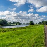 Elbehöhenweg, Niedersachsen  Hobbits trifft man nicht. Dafür Seeadler, Biber, für das Winterquartier rüstende Kraniche und Radler, die den Elberadweg entlang strampeln – was für eine Energieverschwendung! Schließlich kann man auch zu Fuß lässig mit dem drei Stundenkilometer lahmen Strom mithalten. Zwischen der ehemaligen Grenzstadt Schnackenburg und Damnatz darf sich die Elbe noch geben, wie sie einst war: gemächlich durch ein weites Tal mäandernd. Man läuft den Deich entlang, den 76 Meter hohen Höhbeck mit seinen Steilhängen hinauf, blickt auf Auenwälder und -wiesen, die genährt wurden von den Hochwassern im Sommer und Winter, und erkennt: Alles fließt  Strecke: Schnackenburg > Gorleben > Damnatz  Start: Marktplatz Schnackenburg  Länge: 38 km  Dauer: 2 Tage  Höhenmeter: 149  Schwierigkeitsgrad: leicht/mittel