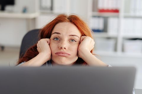 Frau vor Laptop