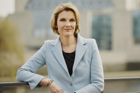 Marietta Slomka vor dem Kanzleramtsgebäude in Berlin-Tiergarten