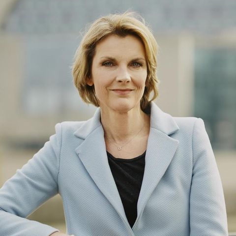 Marietta Slomka vor dem Kanzleramtsgebäude in Berlin-Tiergarten