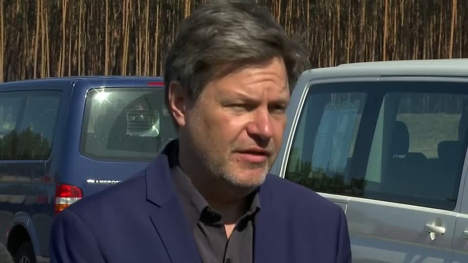 Video: Habeck bei Tesla: "Zu zeigen, wir können auch elektrisch, ist ein Symbol"