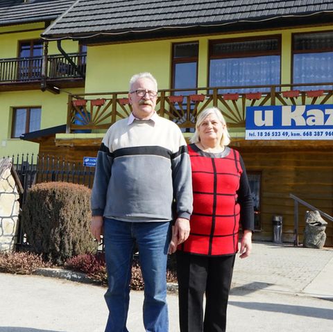 Kazik und Danuta Pieronek vor ihrem Ferienhotel – oder wie man es heute nennen könnte: Flüchtlingsunterkunft