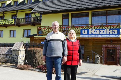Kazik und Danuta Pieronek vor ihrem Ferienhotel – oder wie man es heute nennen könnte: Flüchtlingsunterkunft