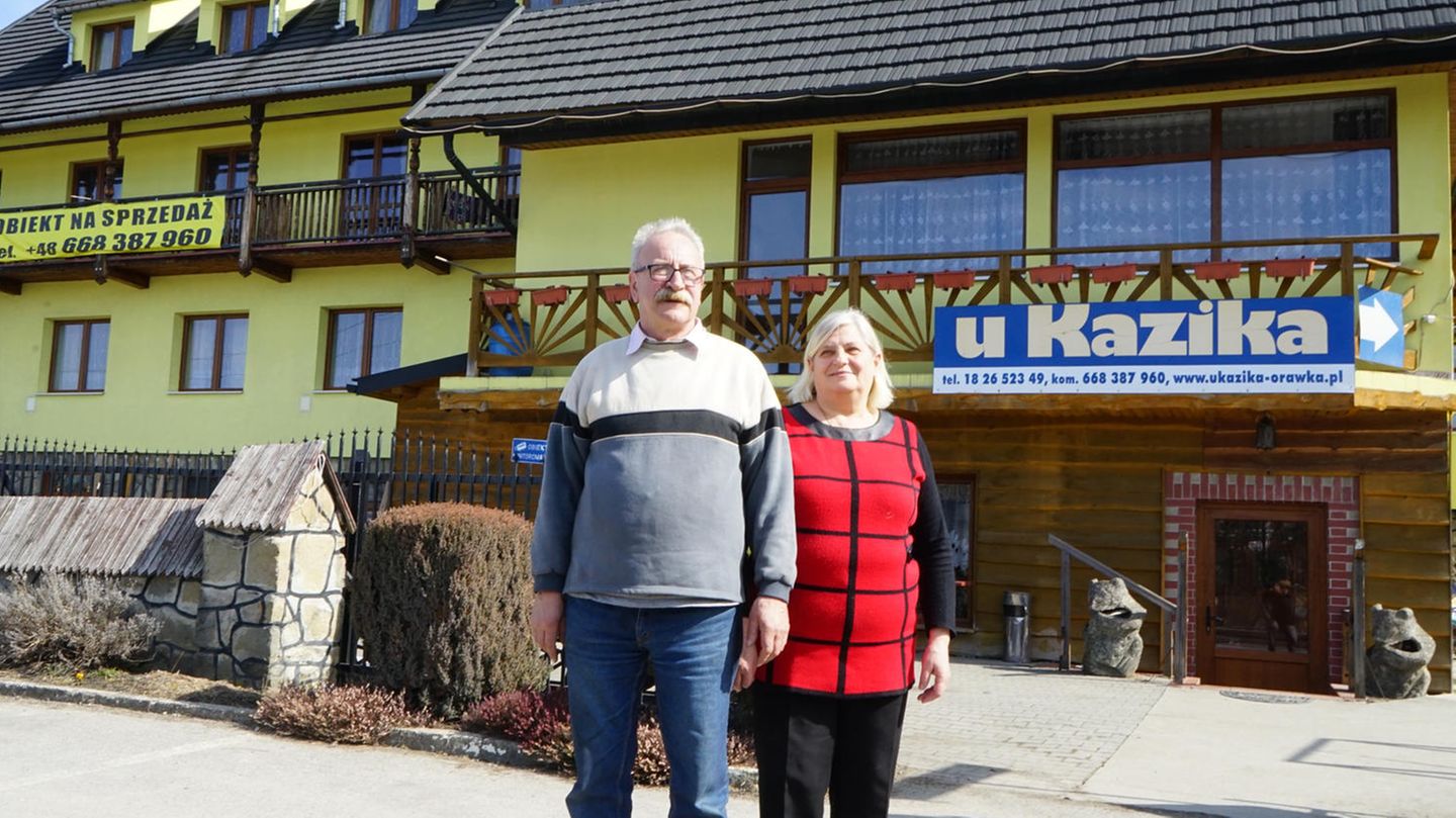 Flucht aus der Ukraine : Kazik und Danuta Pieronek vor ihrem Ferienhotel – oder wie man es heute nennen könnte: Flüchtlingsunterkunft Kazik und Danuta Pieronek vor ihrem Ferienhotel – oder wie man es heute nennen könnte: Flüchtlingsunterkunft