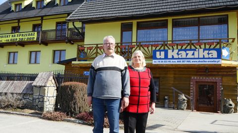 Kazik und Danuta Pieronek vor ihrem Ferienhotel – oder wie man es heute nennen könnte: Flüchtlingsunterkunft