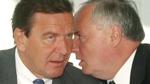 Oskar Lafontaine flüstert Gerhard Schröder etwas ins Ohr