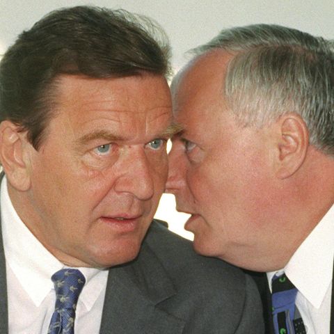Oskar Lafontaine flüstert Gerhard Schröder etwas ins Ohr