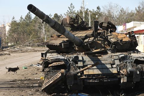 Ein zerstörter russischer Panzer am Straßenrand