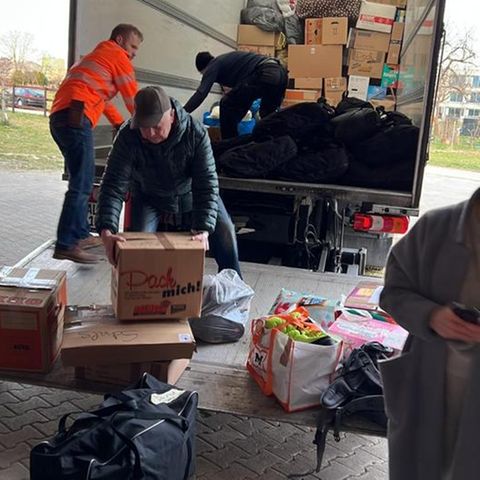 Mitglieder des Ukrainischen Vereins in Mainz verladen Hilfsgüter