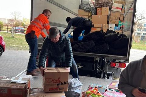 Mitglieder des Ukrainischen Vereins in Mainz verladen Hilfsgüter