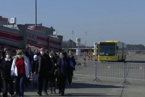 Video: Früherer Flughafen ist Ankunftszentrum für Ukraine-Flüchtlinge