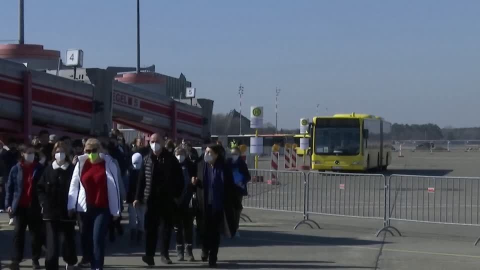 Video: Früherer Flughafen ist Ankunftszentrum für Ukraine-Flüchtlinge Video: Früherer Flughafen ist Ankunftszentrum für Ukraine-Flüchtlinge