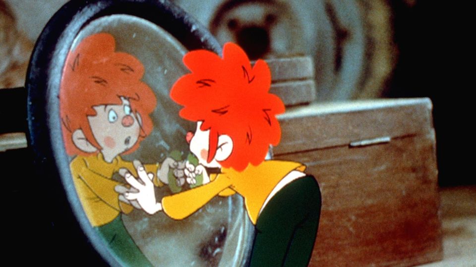 Pumuckl Die Zeichentrickfigur Pumuckl steht vor einem Spiegel