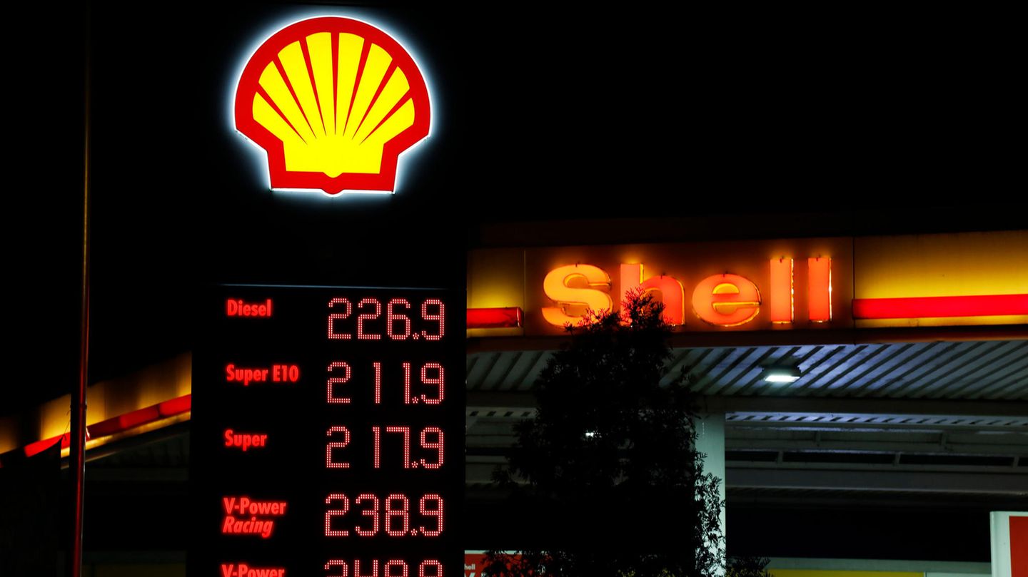 Shell-Tankstelle bei Nacht.