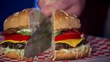 Ein aufgeschnitter Kuchen in Burger-Form