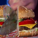 Ein aufgeschnitter Kuchen in Burger-Form