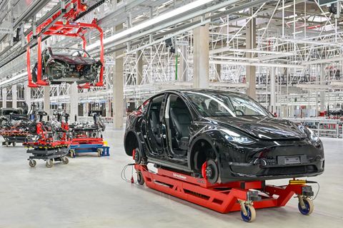 Ein Tesla Model Y ist zum Tag der offenen Tür in einer Produktionshalle der Tesla-Gigafactory zu sehen