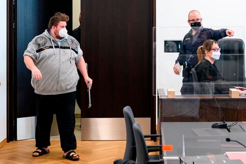 Rainer Winkler alias Drachenlord betritt den Gerichtssaal