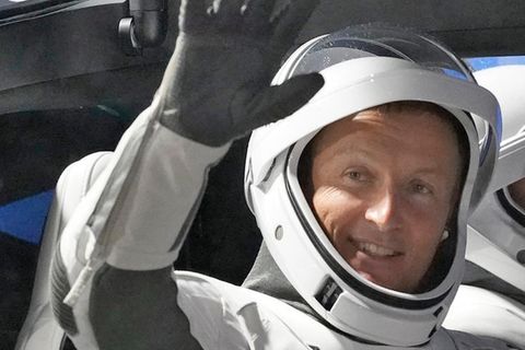 Astronaut Matthias Maurer winkt zum Abschied kurz vor seinem Abflug zur ISS im November 2021