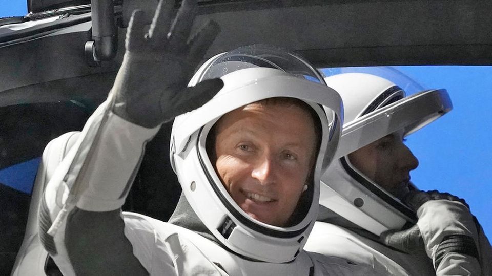 Astronaut Matthias Maurer winkt zum Abschied kurz vor seinem Abflug zur ISS im November 2021