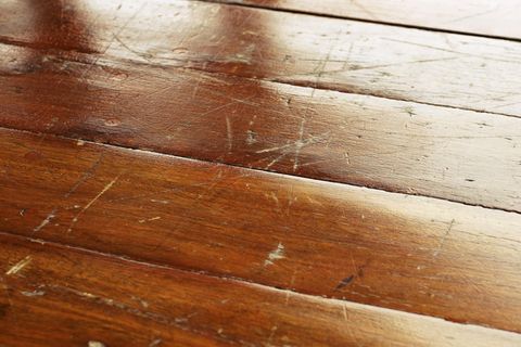 Kratzer im Holz: So entfern Sie die lästigen Spuren