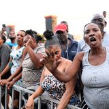 Nicht alle freuten sich über den Besuch der Royals auf Jamaika: Demonstranten forderten in der Hauptstadt Kingston eine Entschuldigung der britischen Krone für ihre Rolle beim Sklavenhandel. Hunderttausende Afrikaner waren damals nach Jamaika gebracht und in der damaligen britischen Kolonie als Sklaven ausgebeutet worden.