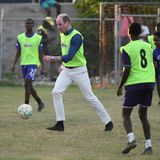 Prinz William bekam auch die Gelegenheit, seine fußballerischen Fähigkeiten unter Beweis zu stellen. An der Seite des jamaikanisch-englischen Fußballstars Raheem Sterling (Manchester City), kickte der Thronfolger mit jungen Jamaikanern. Mit dabei war auch der jamaikanische Spieler Leon Bailey. Der frühere Leverkusener steht bei Williams Lieblingsclub Aston Villa unter Vertrag.