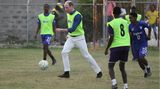 Prinz William bekam auch die Gelegenheit, seine fußballerischen Fähigkeiten unter Beweis zu stellen. An der Seite des jamaikanisch-englischen Fußballstars Raheem Sterling (Manchester City), kickte der Thronfolger mit jungen Jamaikanern. Mit dabei war auch der jamaikanische Spieler Leon Bailey. Der frühere Leverkusener steht bei Williams Lieblingsclub Aston Villa unter Vertrag.