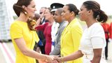 Kate trug bei ihrer Ankunft ein strahlend gelbes Kleid. Die Farbe ist teil der jamaikanischen Nationalflagge und auch auf den Trikots der Sportler zu sehen.