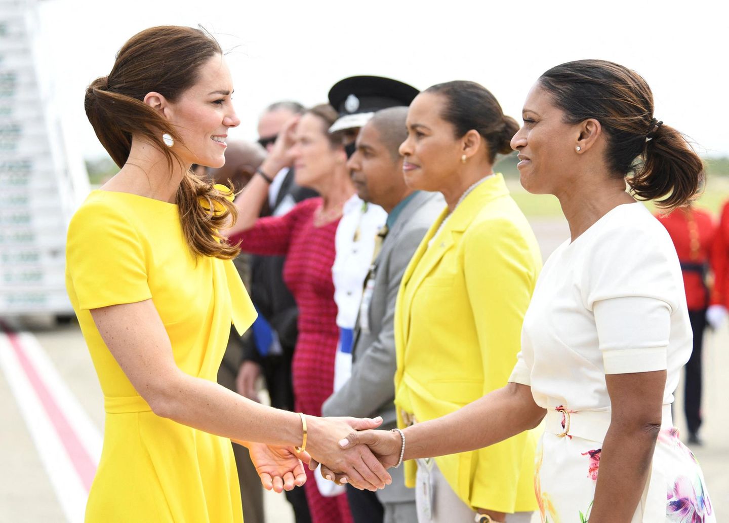 Kate trug bei ihrer Ankunft ein strahlend gelbes Kleid. Die Farbe ist teil der jamaikanischen Nationalflagge und auch auf den Trikots der Sportler zu sehen.