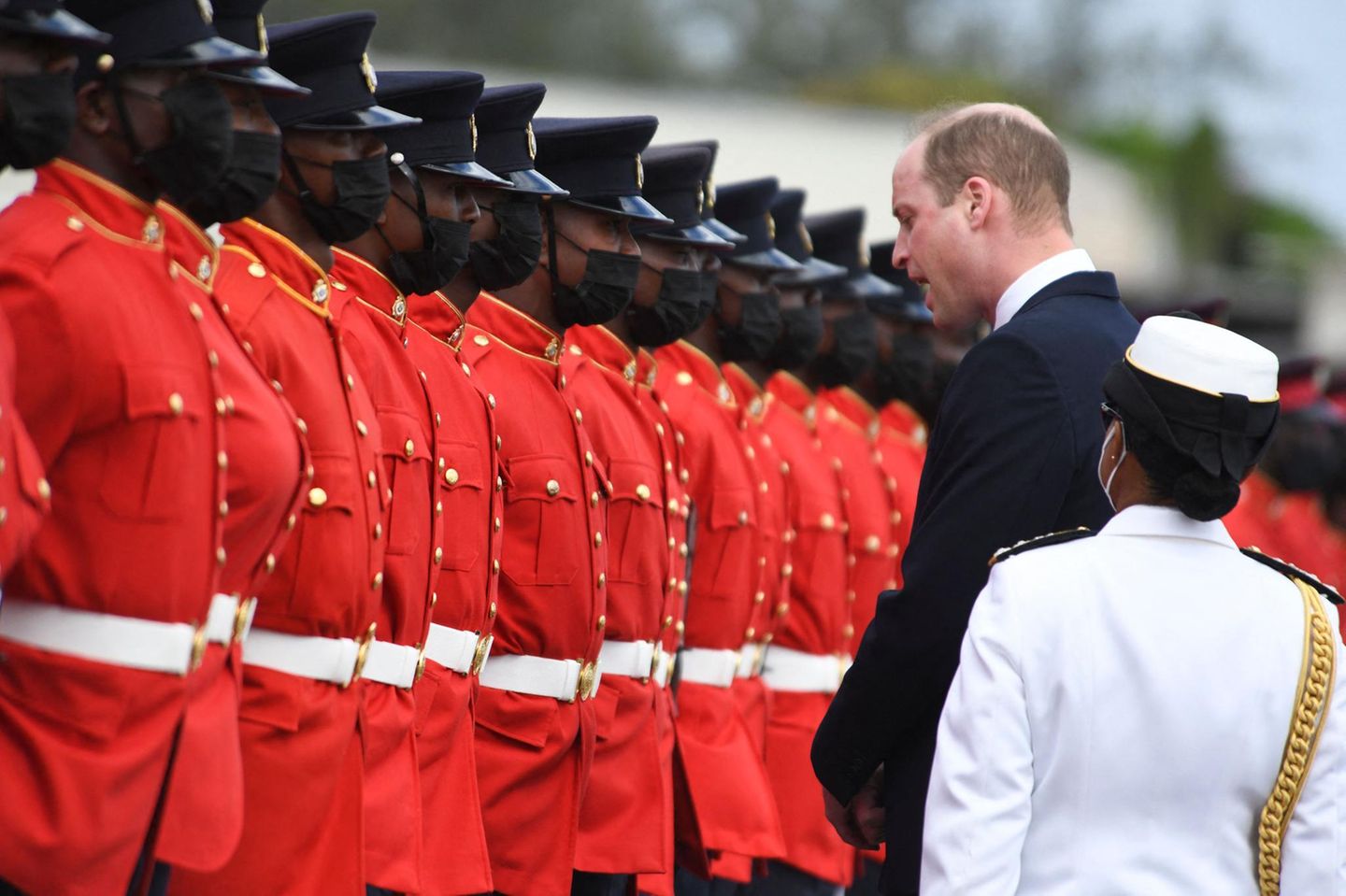 Karibikreise: Es ist die zweite Etappe ihrer Karibik-Reise: Am Dienstag sind Prinz William und Herzogin Kate zu einem dreitägigen Besuch auf Jamaika gelandet. Am Flughafen von Kingston wurde der britische Thronfolger von der Ehrengarde begrüßt. Der Aufenthalt in dem Inselstaat ist Teil einer längeren Karibiktour, die das royale Ehepaar anlässlich des 70-jährigen Thronjubiläums der Queen unternimmt. Es ist die zweite Etappe ihrer Karibik-Reise: Am Dienstag sind Prinz William und Herzogin Kate zu einem dreitägigen Besuch auf Jamaika gelandet. Am Flughafen von Kingston wurde der britische Thronfolger von der Ehrengarde begrüßt. Der Aufenthalt in dem Inselstaat ist Teil einer längeren Karibiktour, die das royale Ehepaar anlässlich des 70-jährigen Thronjubiläums der Queen unternimmt.