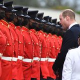 Es ist die zweite Etappe ihrer Karibik-Reise: Am Dienstag sind Prinz William und Herzogin Kate zu einem dreitägigen Besuch auf Jamaika gelandet. Am Flughafen von Kingston wurde der britische Thronfolger von der Ehrengarde begrüßt. Der Aufenthalt in dem Inselstaat ist Teil einer längeren Karibiktour, die das royale Ehepaar anlässlich des 70-jährigen Thronjubiläums der Queen unternimmt.
