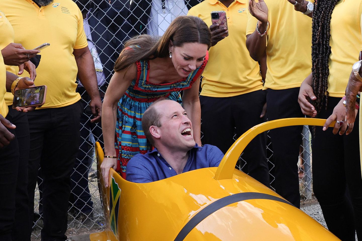 Karibikreise: Obwohl die karibischen Temperaturen etwas anderes vermuten lassen, ist Jamaika eine Bobfahrer-Nation. Seit 1988 trat die jamaikanische Bobmannschaft mehrfach bei Olympischen Spielen an - Disney produzierte über die erste Olympiateilnahme 1988 sogar einen Spielfilm: "Cool Runnings". William und Kate durften auch einmal in einem solchen Geschoss probesitzen. Obwohl die karibischen Temperaturen etwas anderes vermuten lassen, ist Jamaika eine Bobfahrer-Nation. Seit 1988 trat die jamaikanische Bobmannschaft mehrfach bei Olympischen Spielen an - Disney produzierte über die erste Olympiateilnahme 1988 sogar einen Spielfilm: "Cool Runnings". William und Kate durften auch einmal in einem solchen Geschoss probesitzen.