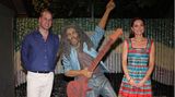 Musikalisch assoziieren viele Menschen Jamaika vor allem mit Reggae. Legende Bob Marley wurde hier geboren. Bei ihrem Besuch im Trench Town Culture Yard Museum in Kingston posieren die beiden Royals neben dem Denkmal des berühmten Musikers. In dem Stadtteil verbrachte Marley einen Großteil seiner frühen Jahre.